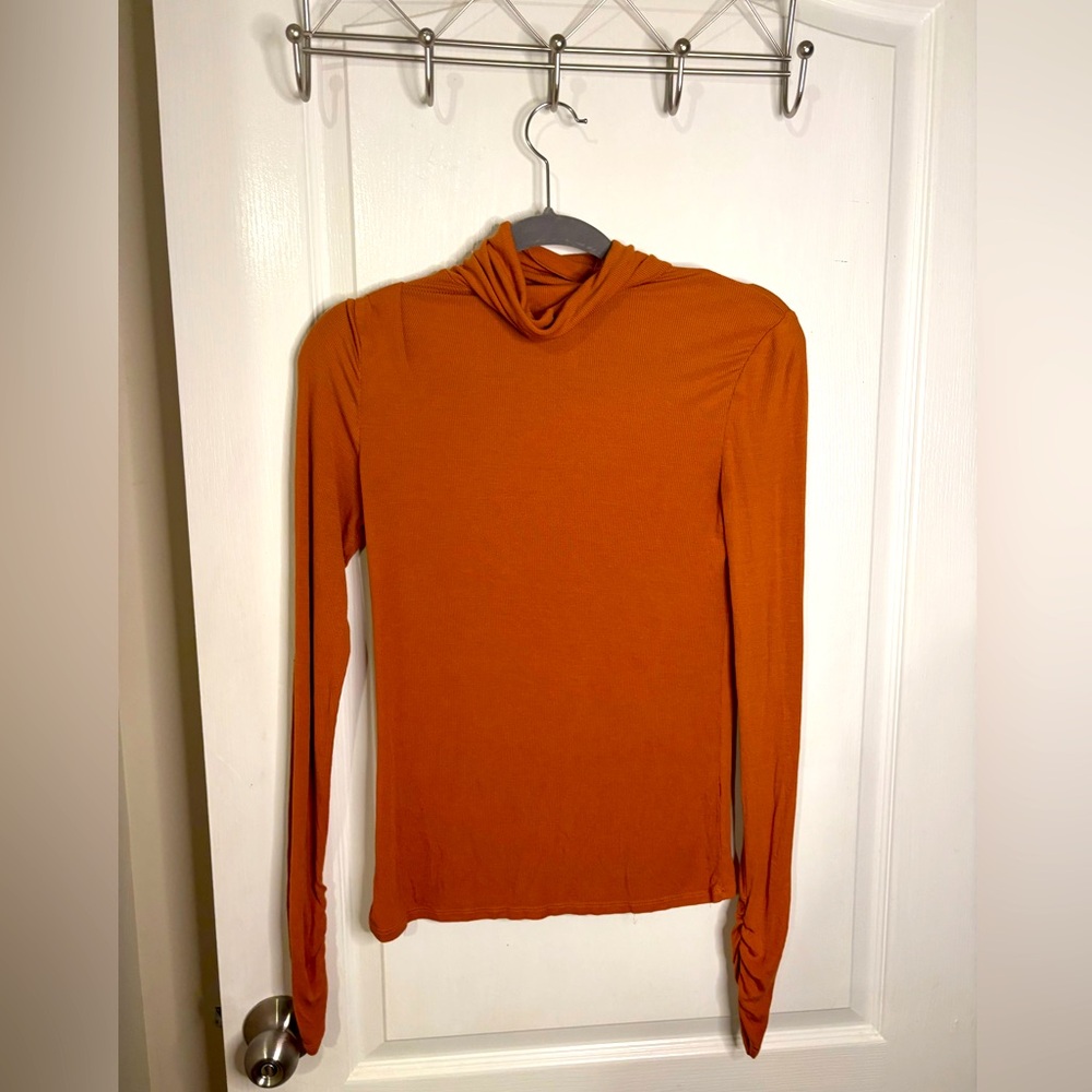 Fabletics long sleeve turtleneck  with scrunch sleeves